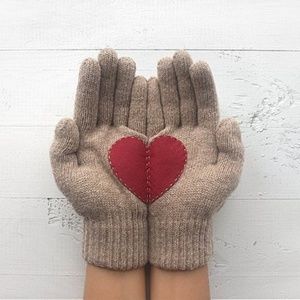 Artist Handmade Beige Women's GLOVES w/Red HEART
